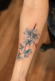 블루 그라데이션 간단한 라인 작은 신선한 식물 꽃 문신 사진에 소년 팔