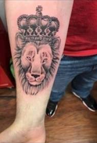 Момчешка ръка на черно сива скица корона лъвска татуировка снимка