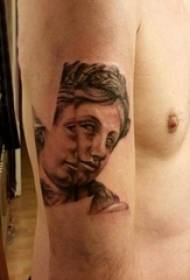 Karakterportret tatoeëermerk manlike studentearm op swartgrys tatoeëring karakter totem