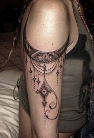 Kaunis totemkoristeellinen tatuointi käsivarressa