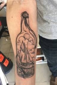 Koululaisen käsivarsi mustalla luonnoksella piikki geometrinen viiva purjevene ja pullo tatuointi kuva