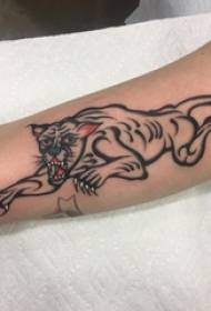 Braccio da scolaro sulla linea nera foto creativa del tatuaggio della tigre