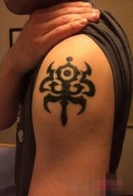 Berniuko rankos totemo tatuiruotės nuotrauka juodos spalvos