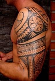 Halvarm tatuering totem mönster manlig överarm halvvägg tatuering totem mönster