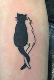 Brazo de niña en línea negra bosquejo lindo gato silueta tatuaje foto