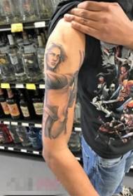 Férfi hallgató karja a fekete szürke pricking technika női karakter portré tetoválás kép