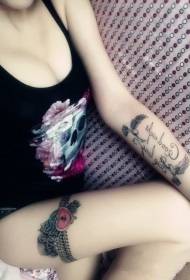 Chica brazo paloma letra tatuaje patrón