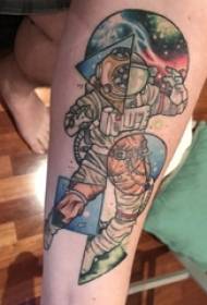 Braccio di ragazzi dipinto su un gradiente geometrico semplice linea pianeta e immagine di un tatuaggio di astronauta
