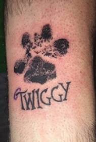 Татуировка когтя собаки на лапе собаки и татуировка на английском