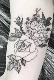 Lámh an chailín ar an sceitse liath dubh, an pictiúr tattoo bláthanna bláth fíor-chic