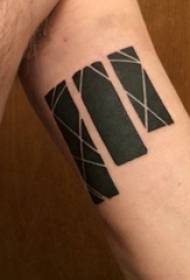 Brazos sobre elementos xeométricos de estilo gris e negro rectángulo rectángulos sinxelos cadros de tatuaxes