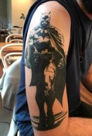 Batman laoch buachaill tattoo ar charachtar lámh pictiúr tattoo batman