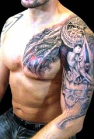 Braccio dello scolaro sull'immagine nera che punge l'immagine del tatuaggio del braccio del fiore dell'ingranaggio dell'elemento meccanico di tecnica