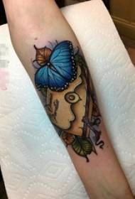Tüdruk käe peal maalitud liblika ja ümbriku tätoveeringu pildiga