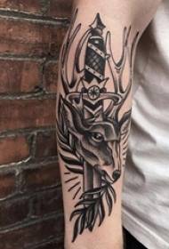 Tatuaje de daga europea y estadounidense brazo masculino y femenino en Europa y América tatuaje de daga y fotos de tatuaje de cabeza de ciervo
