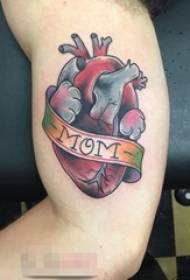 Zēnu roku apgleznoti angļu vārdi materiāls abstraktas līnijas sirds tetovējums attēli