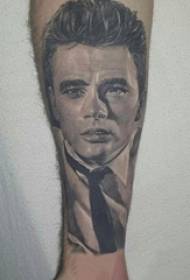 Jungen-Arme auf schwarzer Gray Sketch Sting Tips Creative Literary Portrait Tattoo Picture