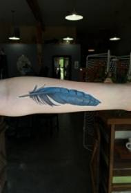 Girl's arm geverf op gradiënt eenvoudige lyn vere tatoeëer prentjie