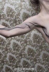 Страна на половината и раката европски и американски линии геометриска шема на тетоважа