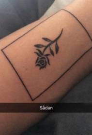 Tatuaggio braccio del ragazzino rosa sul rettangolo e foto del tatuaggio rosa