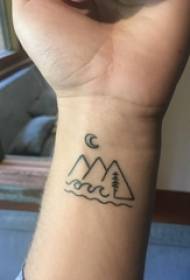 Moksleivių rankos ant juodų geometrinių paprastų linijų lipdukų ant kalnų ir mėnulio tatuiruotės paveikslėlio