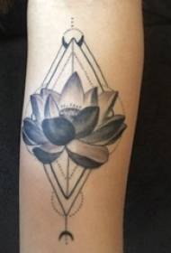 Татуировка руки лотоса на черном изображении татуировки лотоса