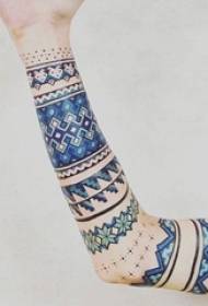 Дзявочая рука намаляваная на мінімалістычных лініях геаметрычным малюнкам татуіроўкі
