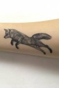 Εννιά-ουρά αγκάθι του τατουάζ κορίτσι του χεριού σε μαύρο αλεπού εικόνα τατουάζ