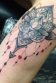 Tatuaż dziewczyna lotosu czarny szary tatuaż kwiat lotosu na ramieniu dziewczyny