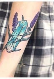 Le bras de la fille peint une image de tatouage de diamant littéraire créatif à l'aquarelle