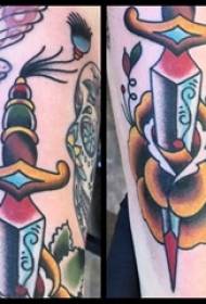 materiale tatuazhesh krahu, fotografi për tatuazhet e krahut mashkull, lule dhe kamë