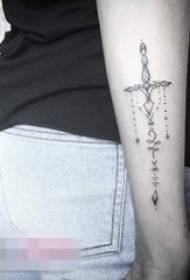 Fille bras sur le point gris noir tatouage géométrique ligne symbole épée tatouage image
