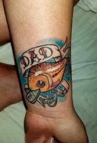 O brazo da rapaza pintou a acuarela literaria fermoso peixe animal tatuaxe cadro