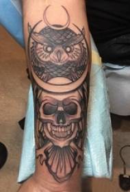 Sova tetování chlapce paže na obrázku sova tetování