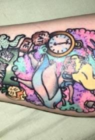 Ragazza del fumetto del tatuaggio dipinta sull'immagine del fumetto del tatuaggio del braccio
