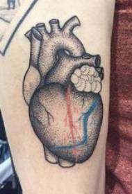 Hjertetatovering drengens arm på sort tatovering stikkende hjertetatoveringsbillede