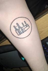 Braccio della ragazza sull'immagine creativa geometrica nera del tatuaggio della linea semplice