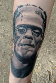 Karakter portret tattoo mannelijke student arm op realistische portret tattoo foto