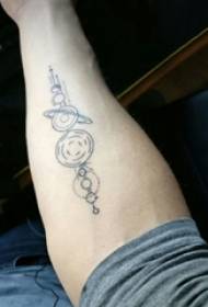 Jongens arm op zwarte lijn schets literaire mooie planeet element tattoo foto