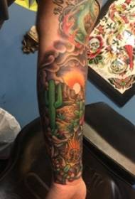 Boys arms geverf op gradiënt eenvoudige lyne plant kaktus en woestynlandskap tatoeëermerke
