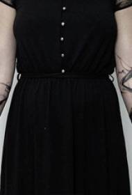 Schoolgirl earm op swarte pricked inkt abstracte ôfbylding fan tatoeage