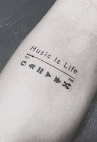 Braccio della ragazza sull'immagine nera del tatuaggio della nota musicale di linea arte