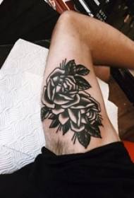 लड़के की बांह पर सुंदर काले ग्रे गुलाब टैटू चित्र