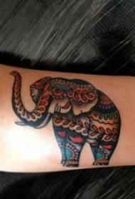 Ruka školarke slikala je akvarelni kreativni indijanski uzorak slon tetovaža sliku