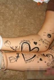 Tyttöystävä käsivarsi mustalla linjalla luova sydämen muotoinen persoonallisuus tatuointi kuva
