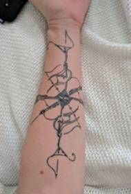 Простая лінія дзяўчыны татуіроўкі простая лінія малюнка татуіроўкі на руцэ дзяўчыны