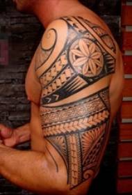 Lengan lelaki domineering pada garis hitam elemen geometri kreatif pola tatu totem bunga lengan