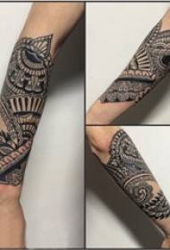 Dívka rameno na černé čáře skica literární marnost vzor tetování obrázek