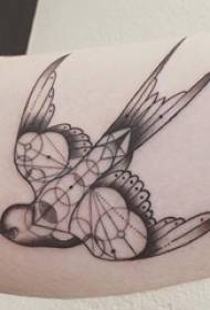Skolnieces roka uz melnas līnijas skices ģeometriskā elementa putna tetovējuma attēla