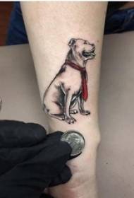 Drenge på armen malede stingtips enkle linjer små tatoveringsbilleder af hunde